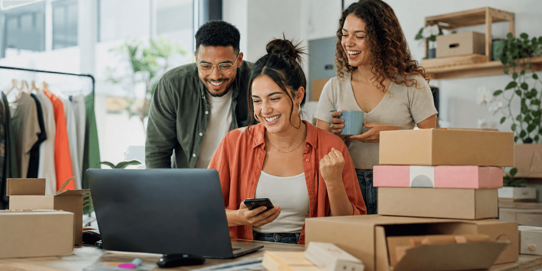 Personas felices viendo resultados de una tienda online
